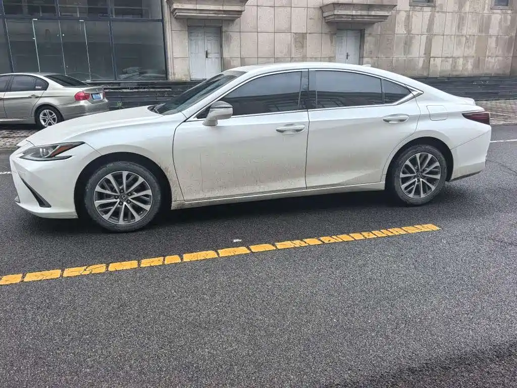 Lexus ES 2022 200