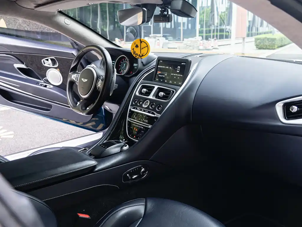 Aston Martin DB11 — миниатюра 17