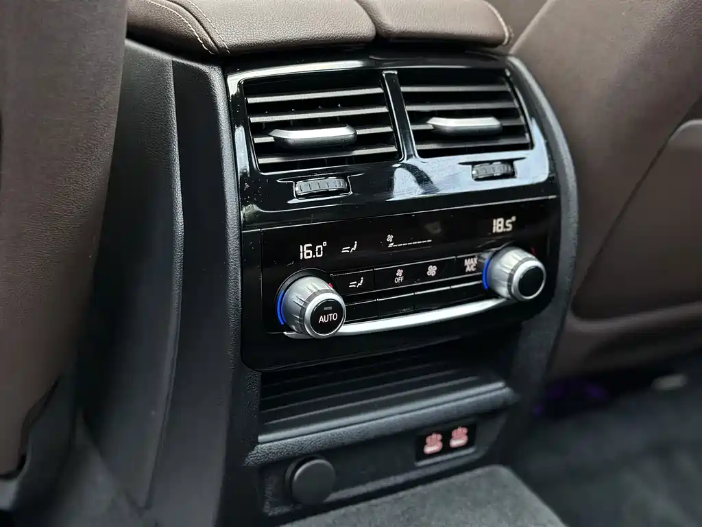 BMW 5 Series — миниатюра 12