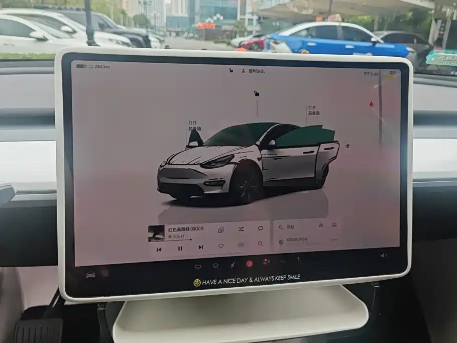 Tesla Model Y — миниатюра 14