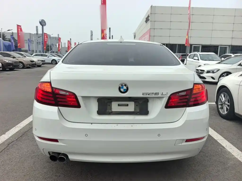 BMW 5 Series — миниатюра 6