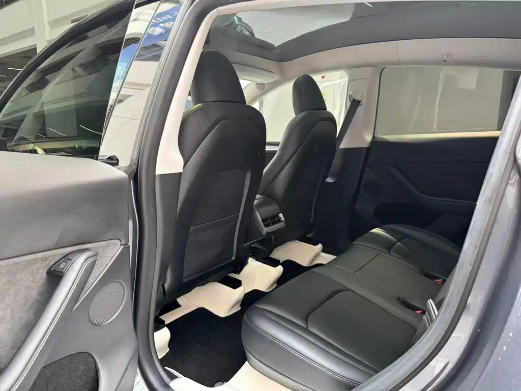 Tesla Model Y — миниатюра 12