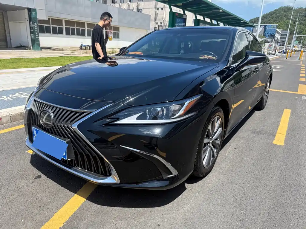Lexus ES 2019