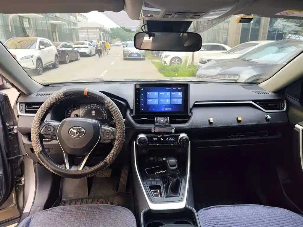 Toyota RAV4 — миниатюра 7