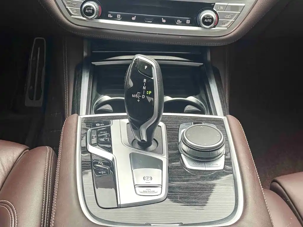 BMW 7 Series — миниатюра 10