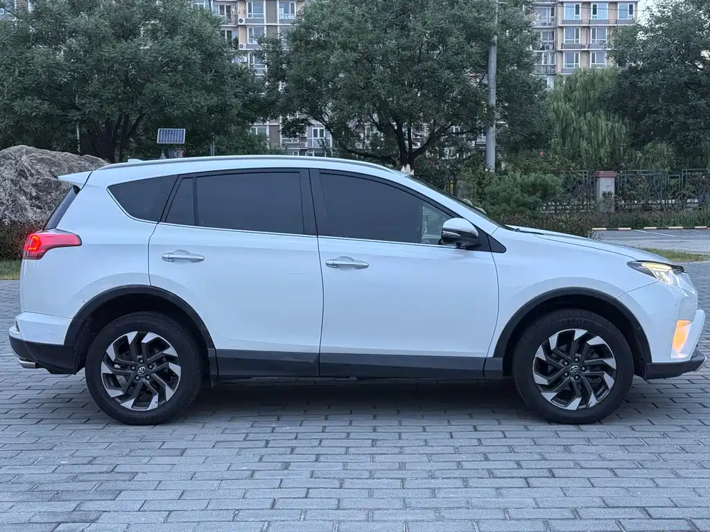 Toyota RAV4 — миниатюра 8