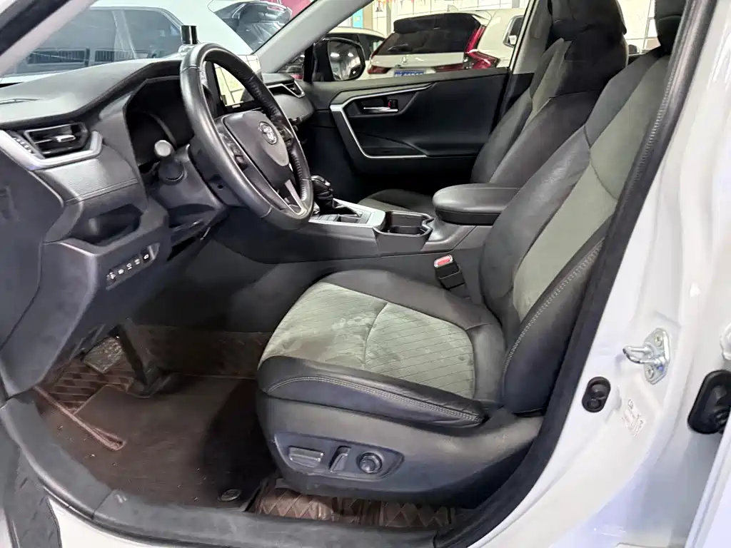 Toyota RAV4 — миниатюра 8