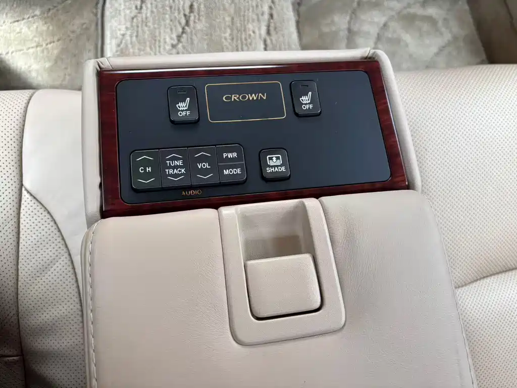 Toyota Crown — миниатюра 12