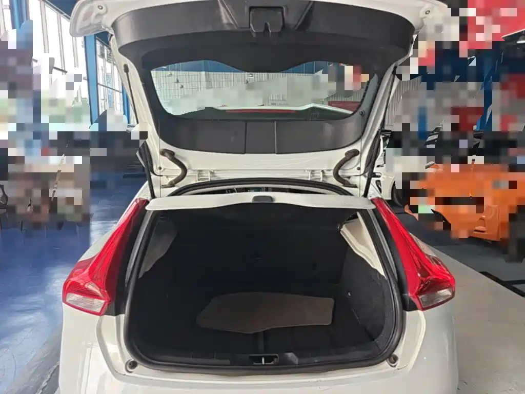Volvo V40 — миниатюра 24