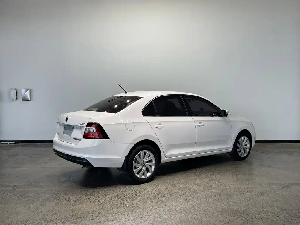 Skoda Rapid — миниатюра 6