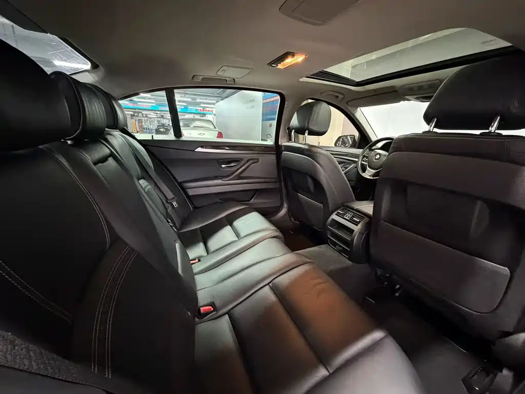 BMW 5 Series — миниатюра 6