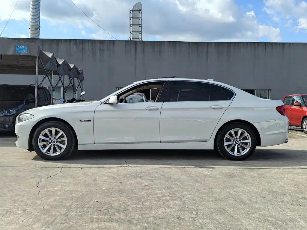 BMW 5 Series — миниатюра 4