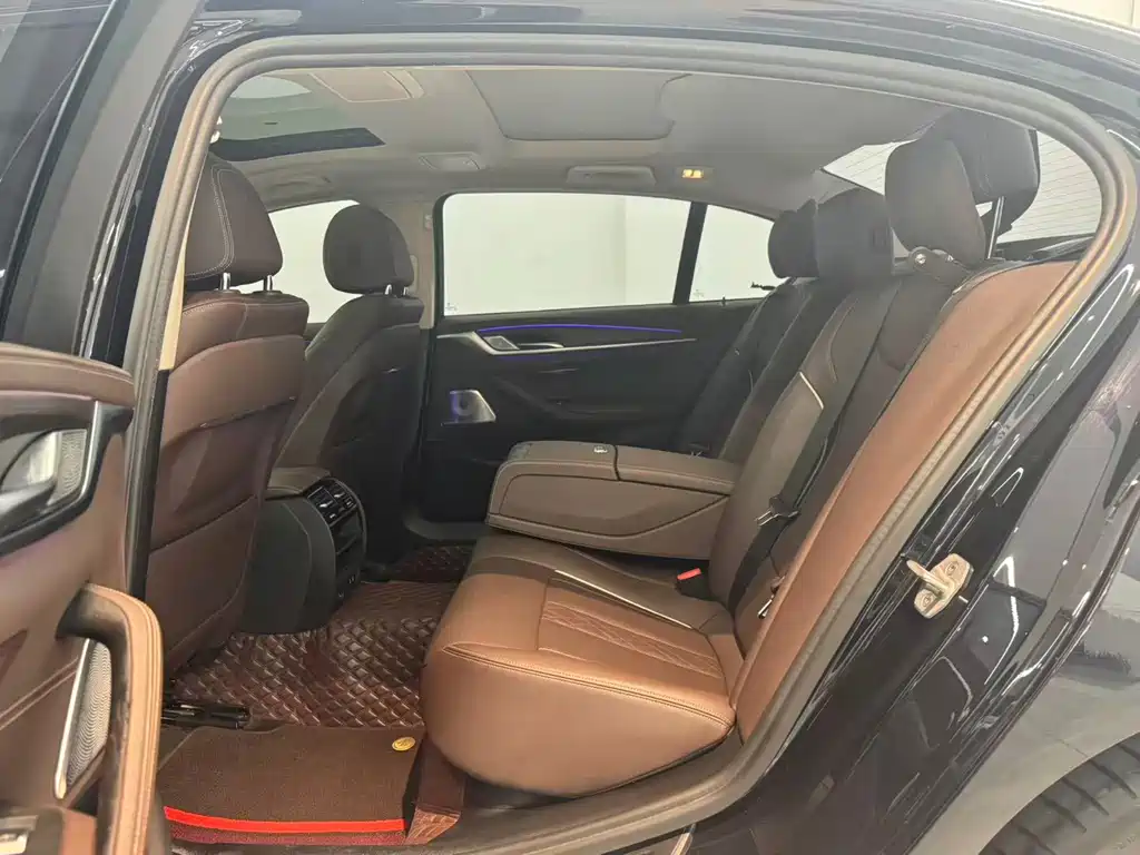 BMW 5 Series — миниатюра 11