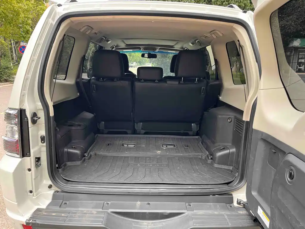 Mitsubishi Pajero (Import) — миниатюра 22