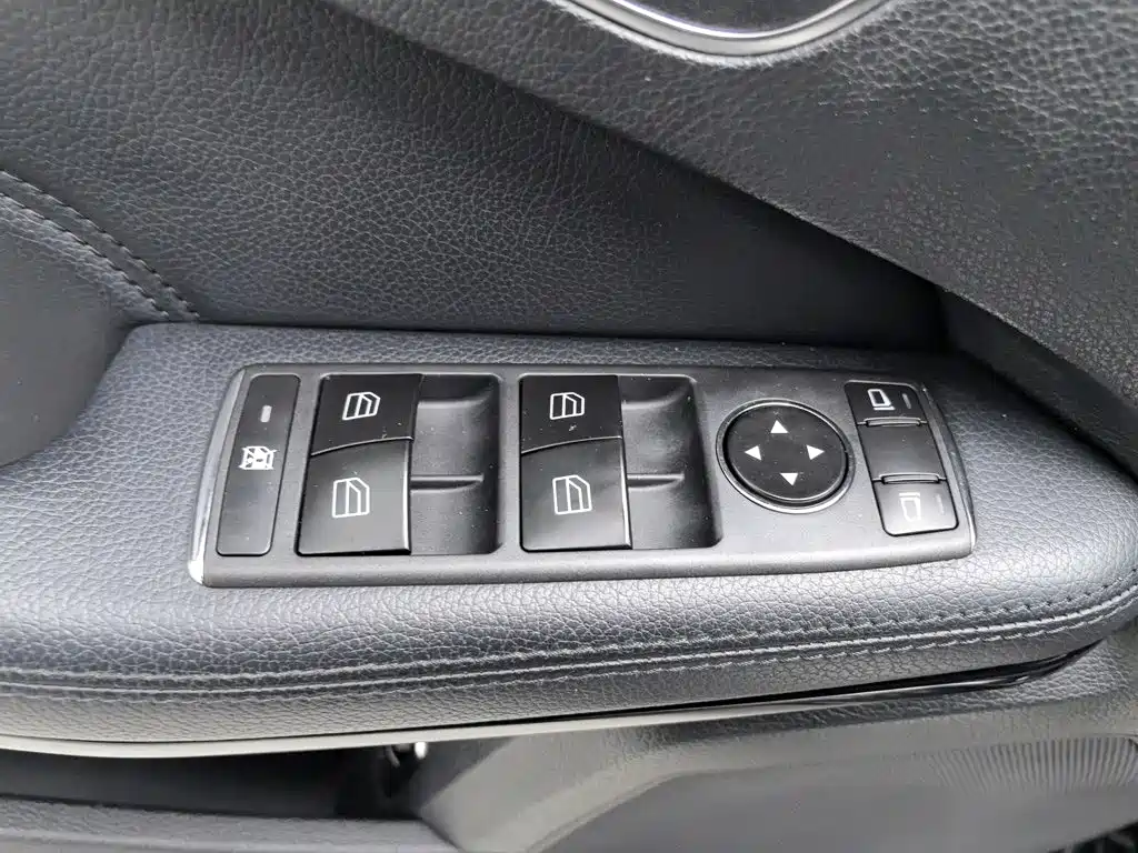 Mercedes-Benz E-Class — миниатюра 9