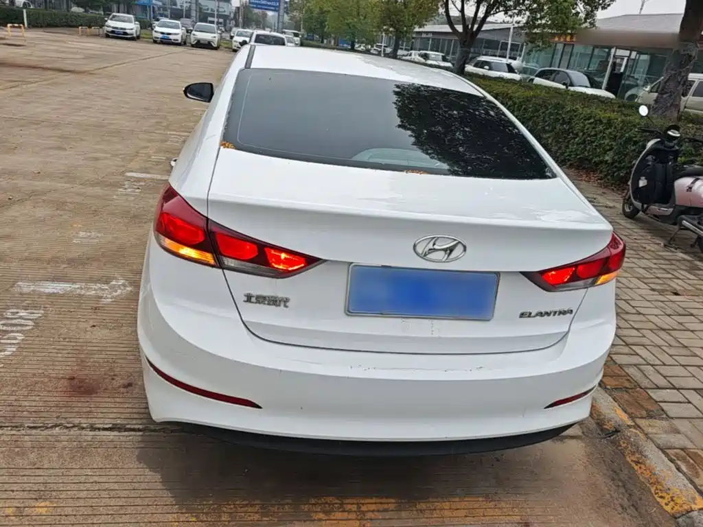 Hyundai Elantra — миниатюра 6