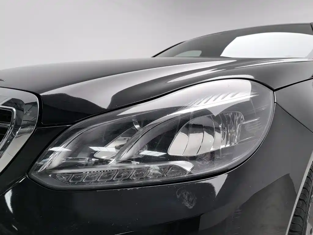 Mercedes-Benz E-Class — миниатюра 7