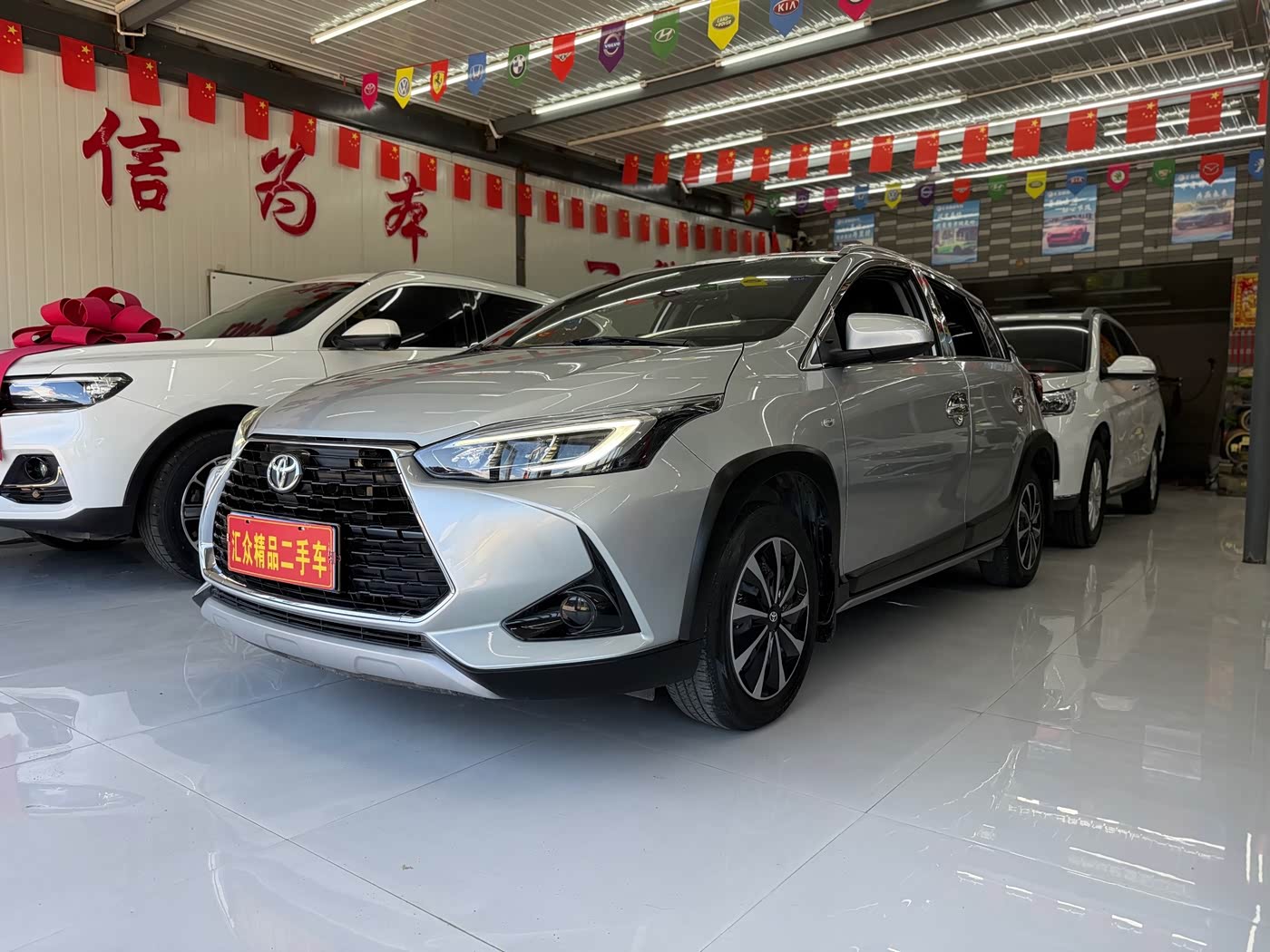 Toyota YARiS L Zhi Xuan 1.5 л 2022 г. Серебристо-серый, пробег 10000 км