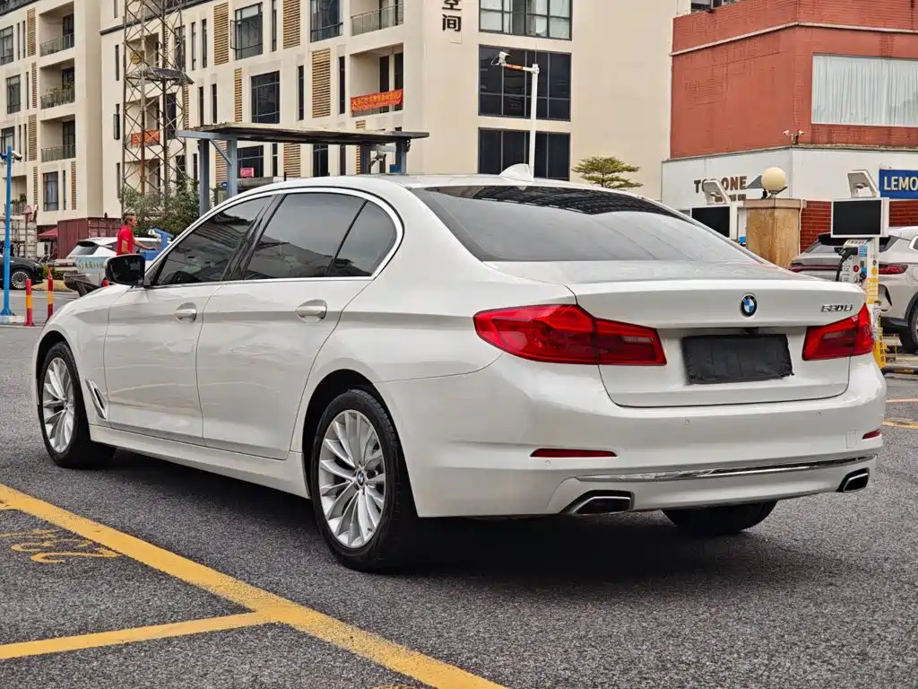 BMW 5 Series — миниатюра 7