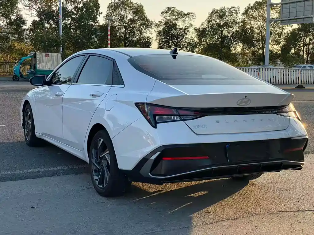 HYUNDAI ELANTRA