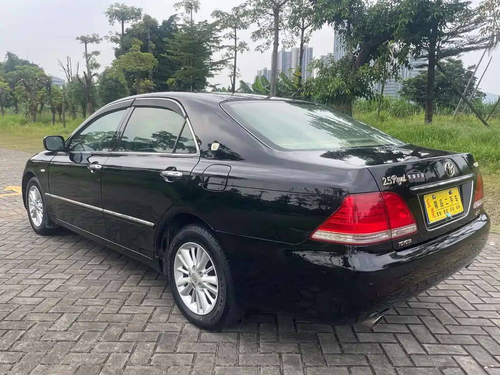 Toyota Crown — миниатюра 7