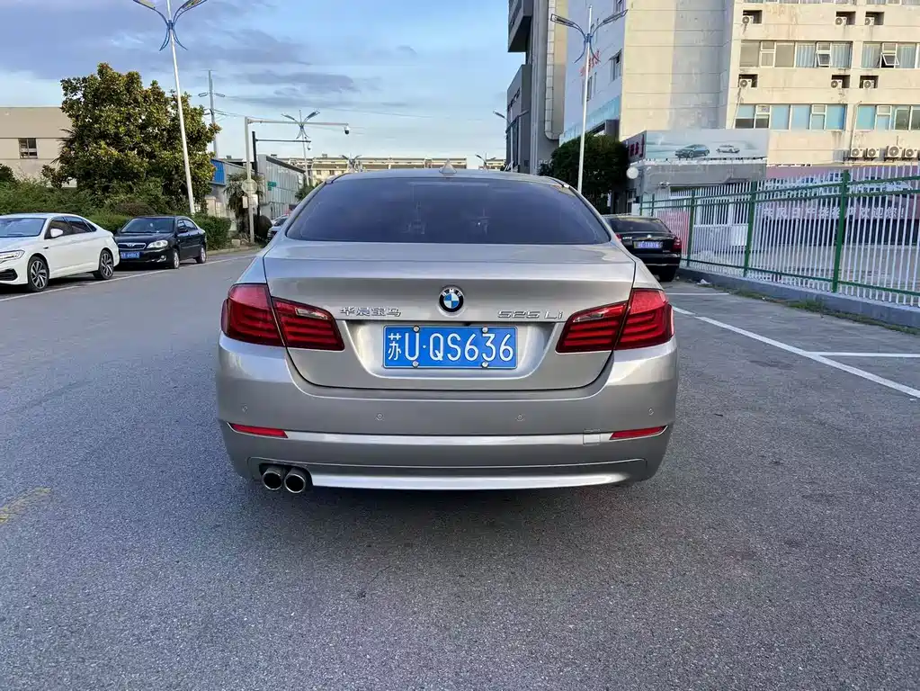 BMW 5 Series — миниатюра 7