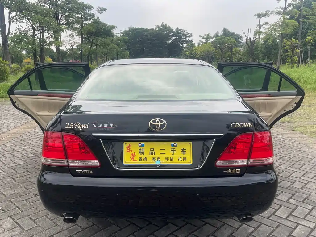 Toyota Crown — миниатюра 10