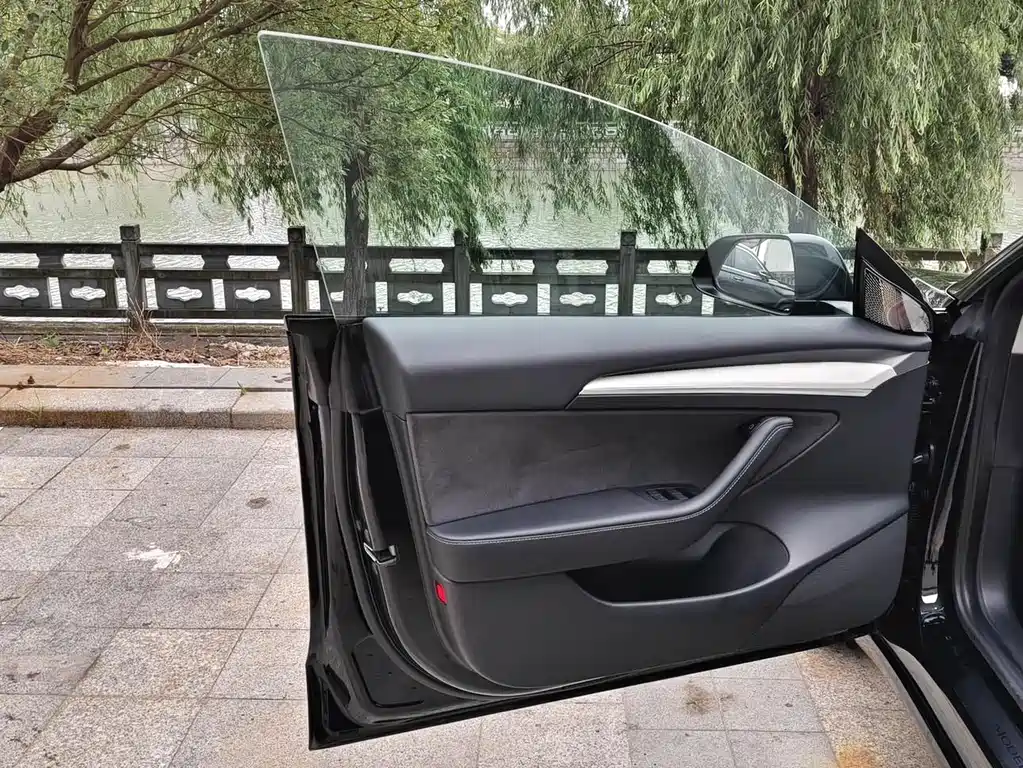 Tesla Model 3 — миниатюра 4