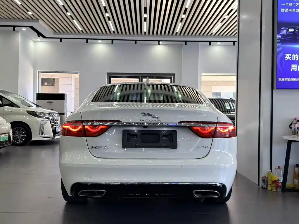 Jaguar XFL — миниатюра 5