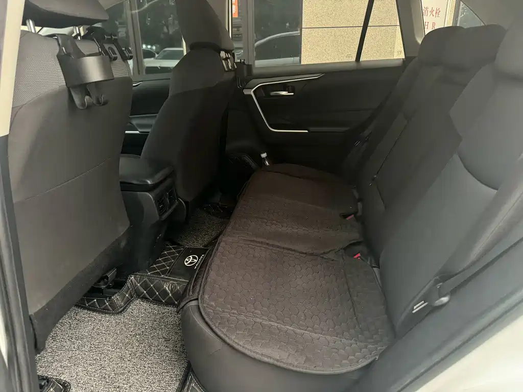 Toyota RAV4 — миниатюра 8