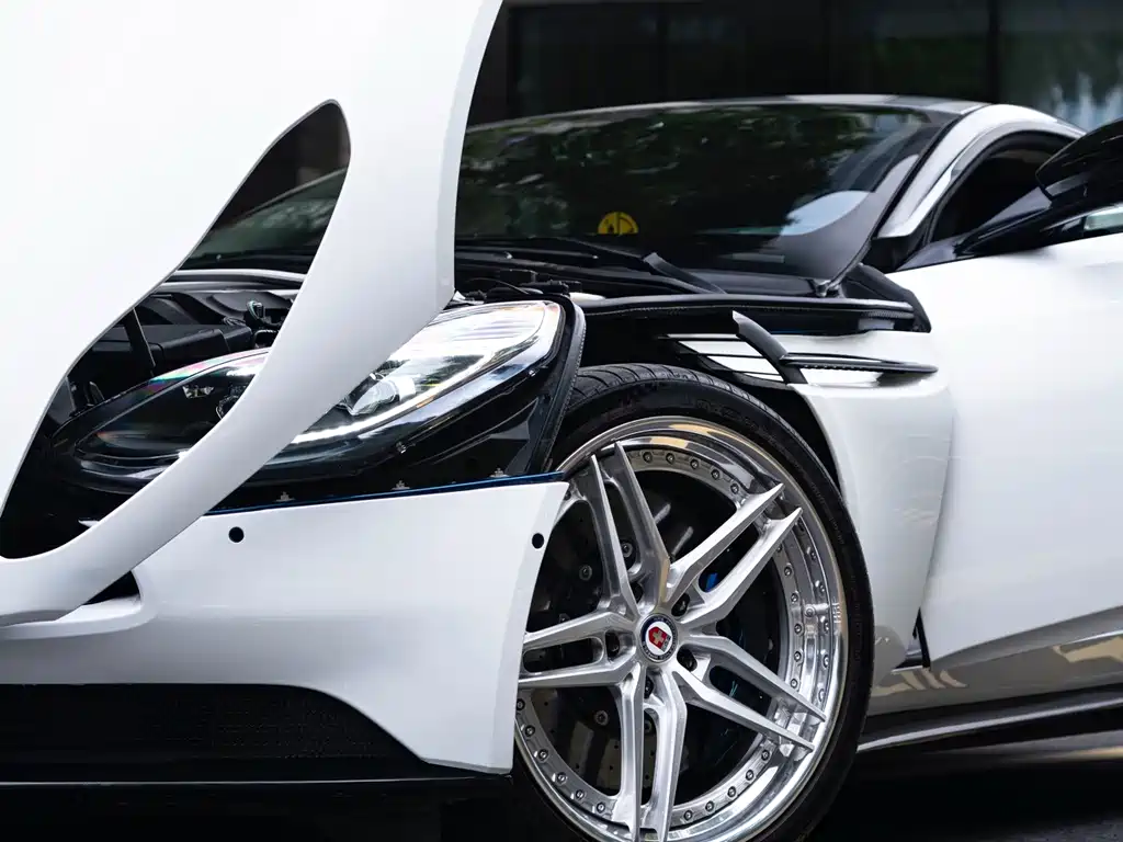Aston Martin DB11 — миниатюра 8