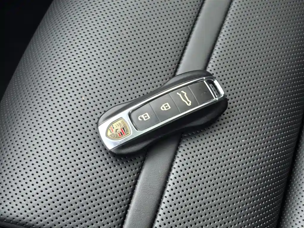 Porsche Cayenne — миниатюра 8