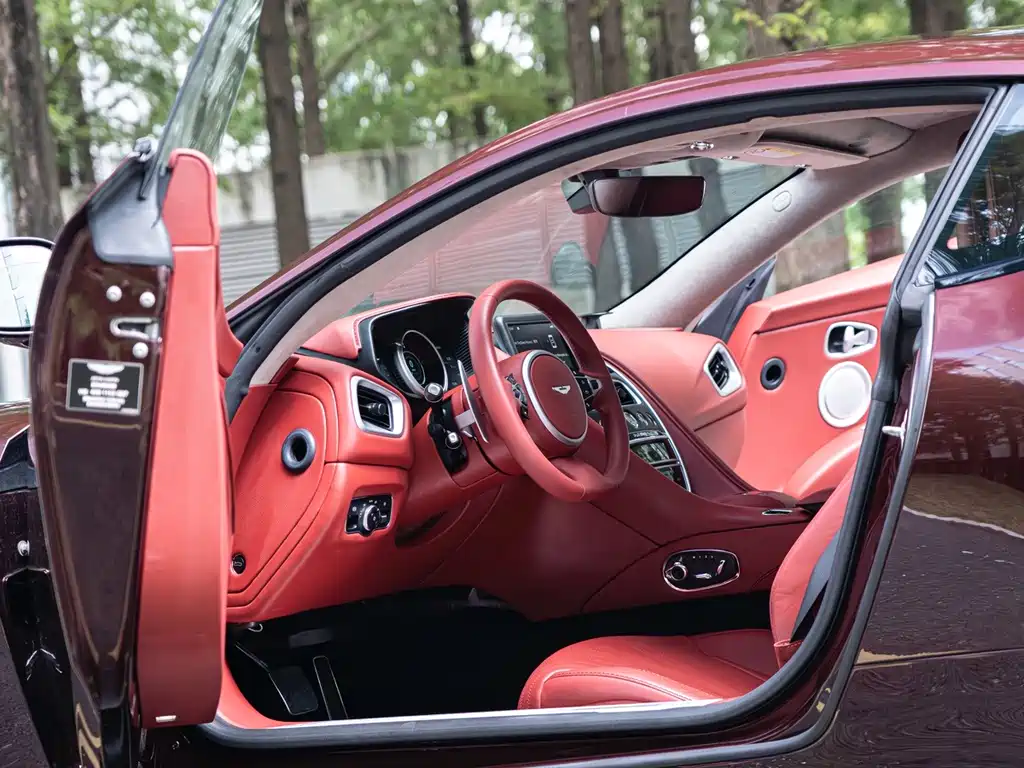Aston Martin DB11 — миниатюра 13