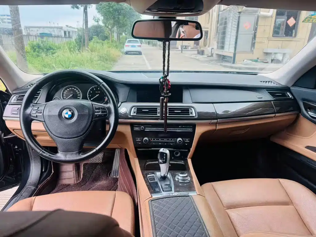 BMW 7 Series — миниатюра 8