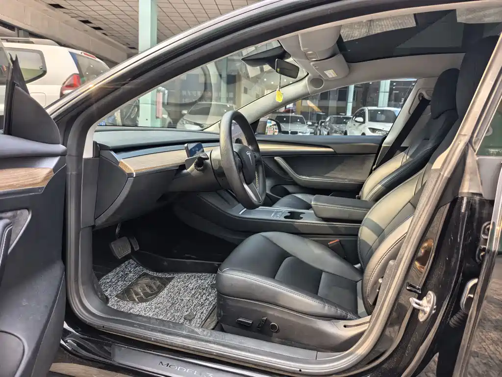 Tesla Model 3 — миниатюра 4