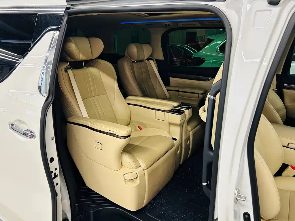 Toyota Alphard — миниатюра 16