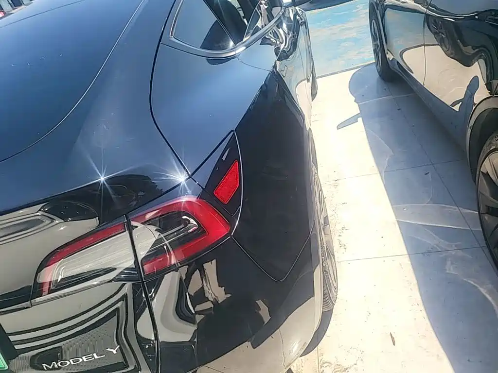 Tesla Model Y — миниатюра 8