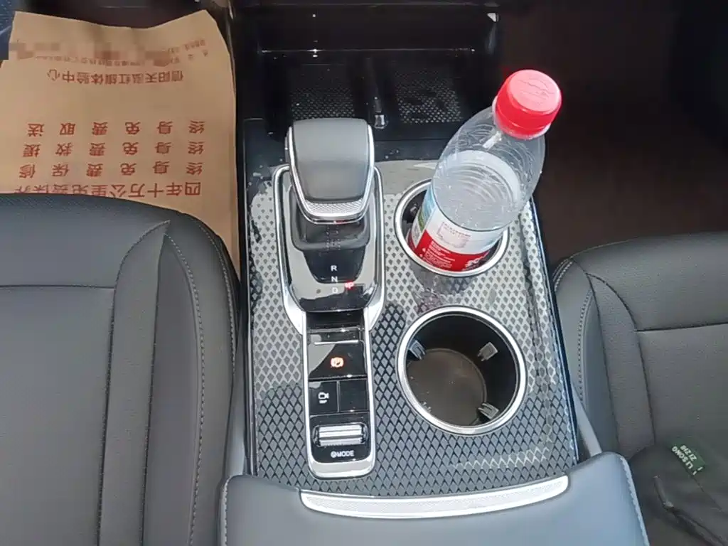 Hongqi Hongqi HS3 PHEV — миниатюра 14