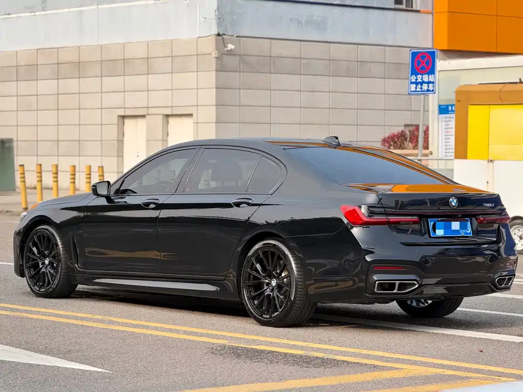 BMW 7 Series — миниатюра 14