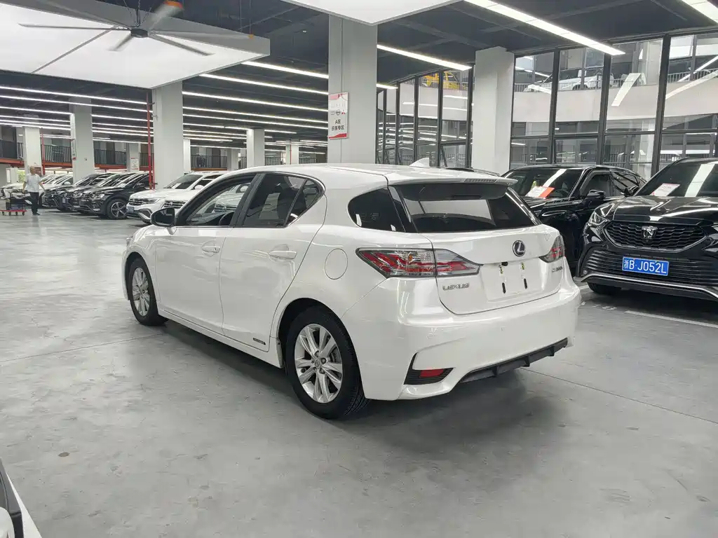 Lexus CT — миниатюра 14