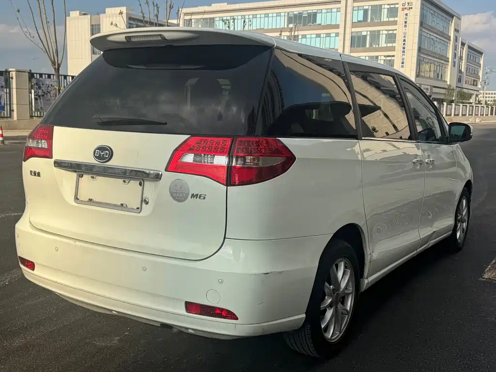 BYD M6 — миниатюра 5