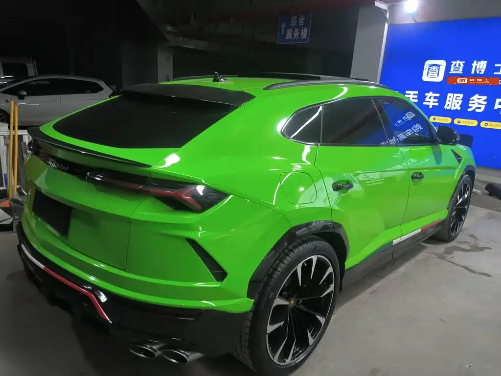 LAMBORGHINI URUS
