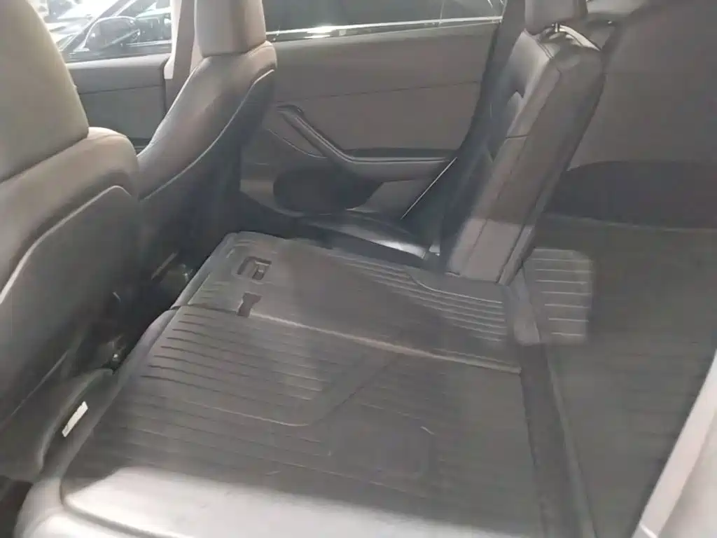 Tesla Model Y — миниатюра 13