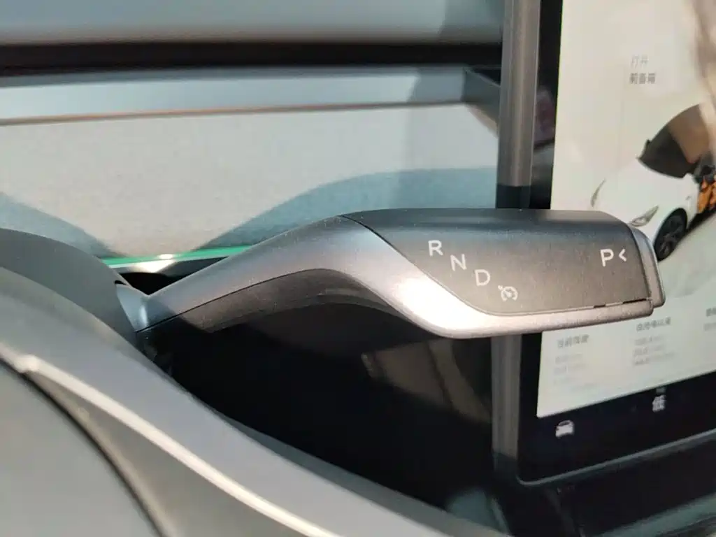 Tesla Model Y — миниатюра 10