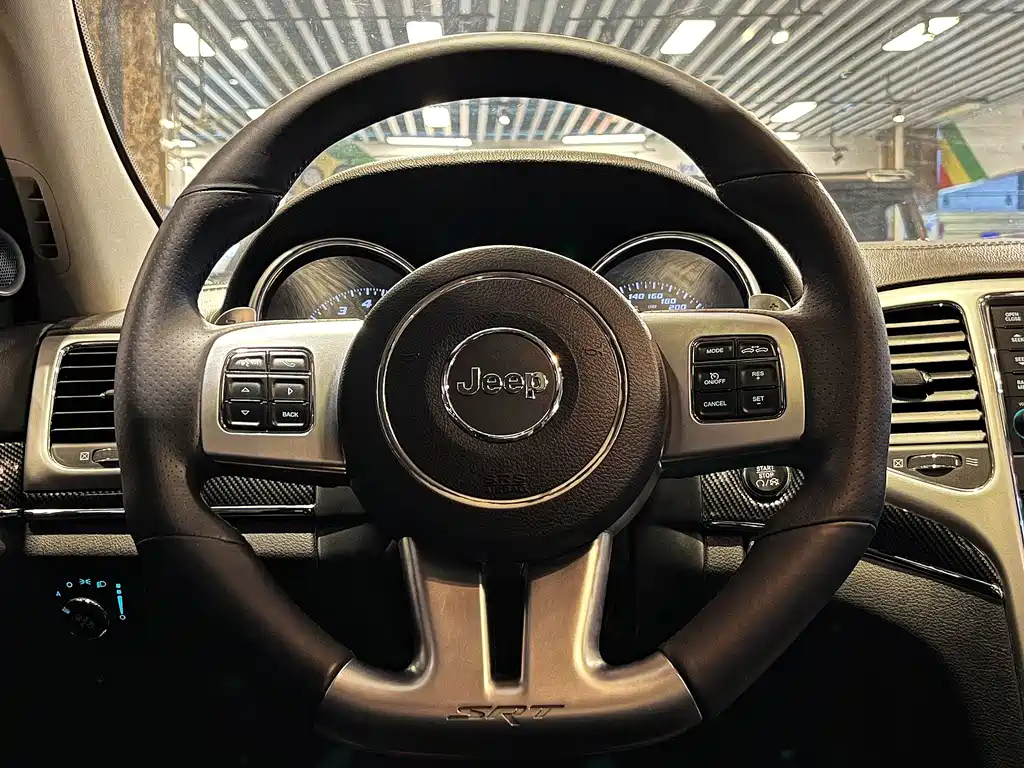 Jeep Grand Cherokee SRT — миниатюра 30