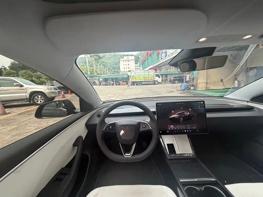 Tesla Model 3 — миниатюра 10