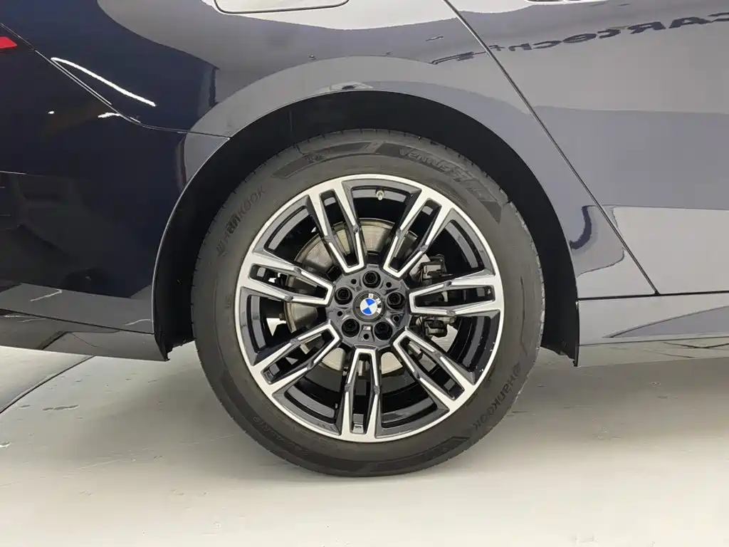 BMW 5 Series — миниатюра 11
