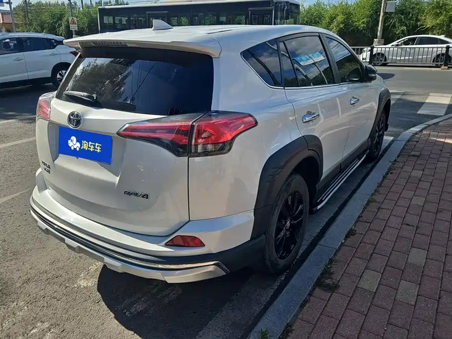 Toyota RAV4 — миниатюра 3
