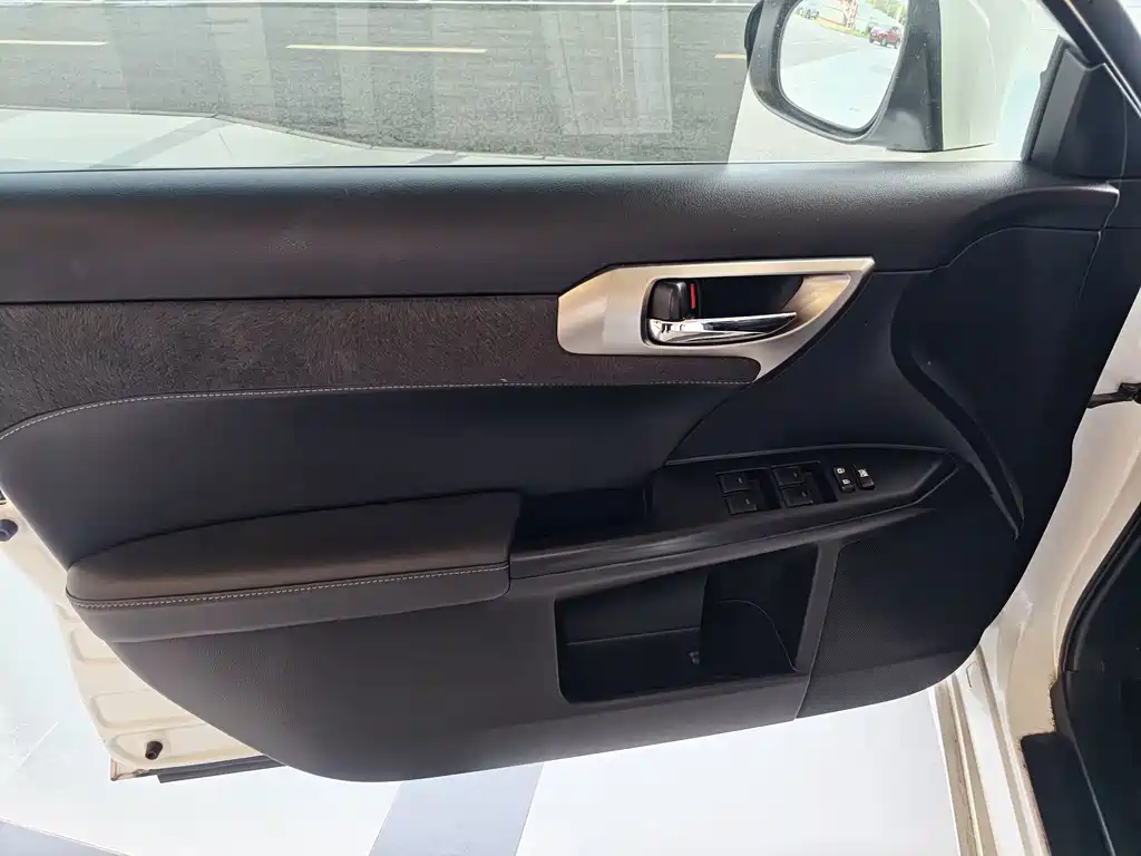 Lexus CT — миниатюра 13