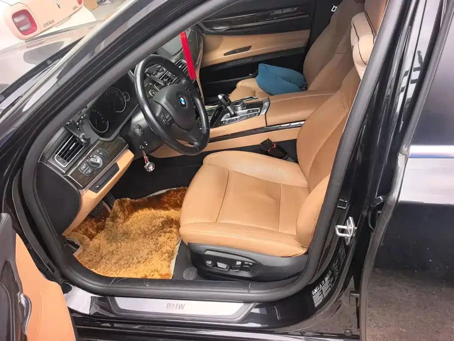 BMW 7 Series — миниатюра 9